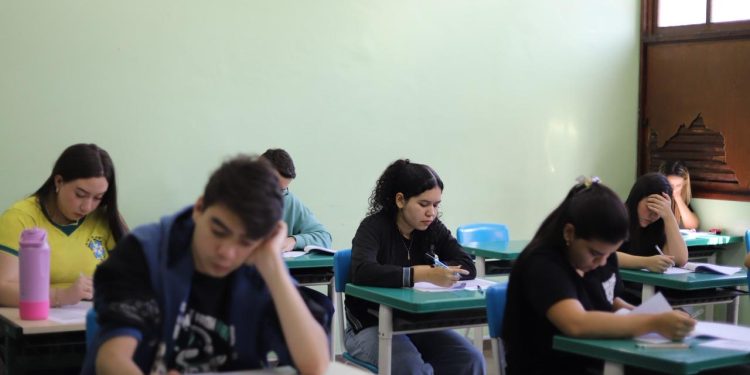 Em Manaus, mais de 300 candidatos participam de prova para seleção de estágio da Defensoria do Amazonas