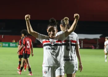 São Paulo vence Vitória e assume liderança do Brasileirão Feminino