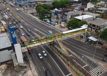 Prefeitura de Manaus avança na reconstrução da passarela Santos Dumont, na avenida Torquato Tapajós